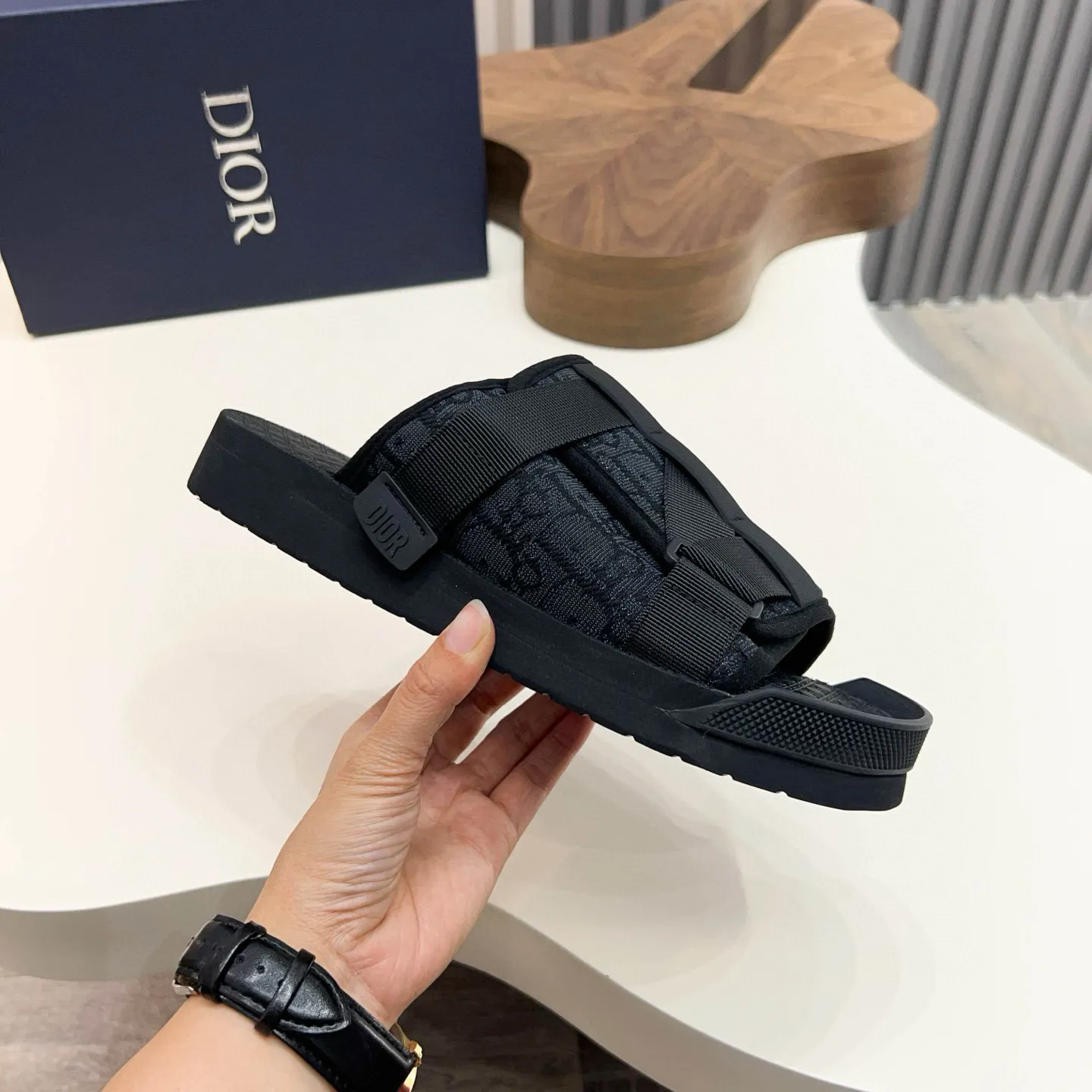 Factory price: 280💰Dior Alias ​​men's leather slippers. This Alias ​​sandal is a new summer product, showing a casual and elegant style. Carefully crafted from grained cow leather and Oblique printed fabric, with cowhide lining! Cross-strap design with metal-clad brass CD Diamond logo. The imported cowhide leather and rubber sole adds sophistication and comfort, while Oblique print-effect anti-slip panels add style. Size: 38-44 (45 customized)